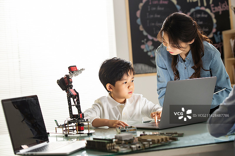 小学生学习机器人编程图片素材