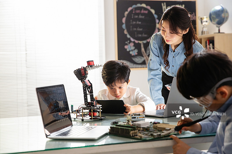 小学生学习机器人编程图片素材