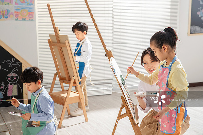 老师给孩子们上美术课图片素材