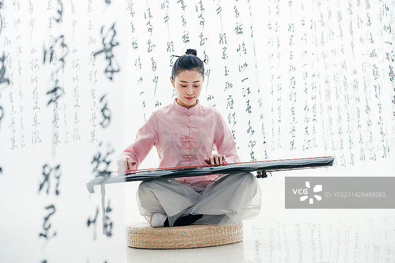 青年女人弹奏古筝图片素材