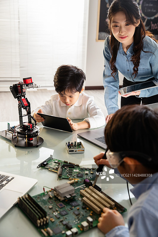 小学生学习机器人编程图片素材