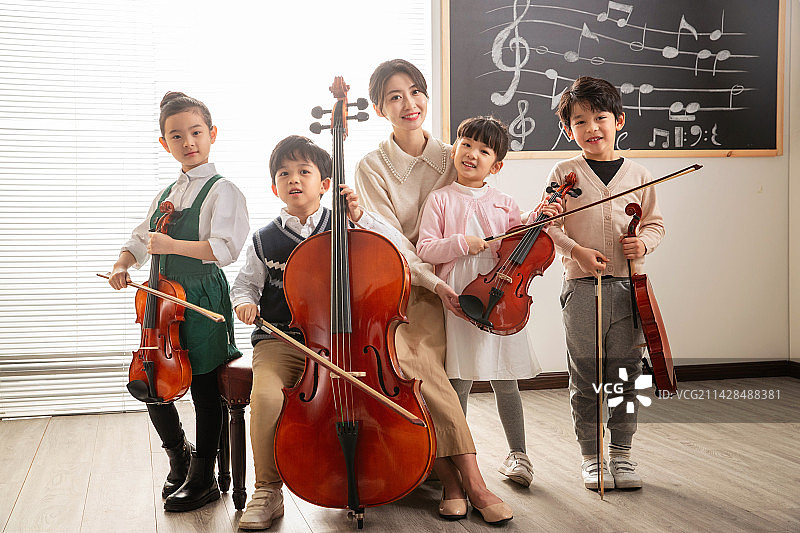 学音乐的小朋友和老师图片素材