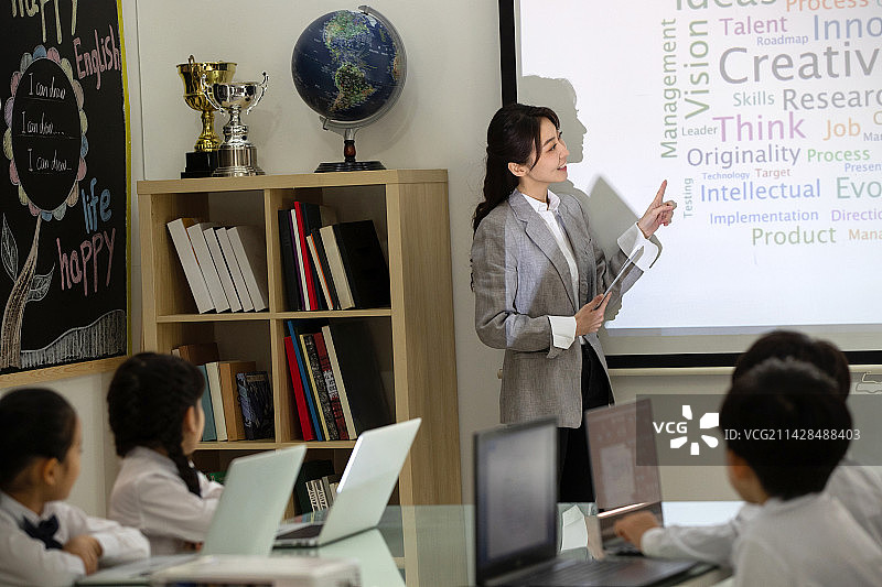 老师给小学生上课图片素材