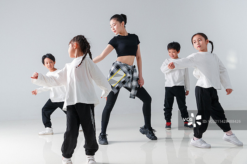 青年舞蹈老师教孩子们学跳舞图片素材