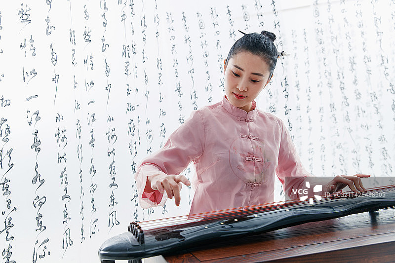 青年女人弹奏古筝图片素材