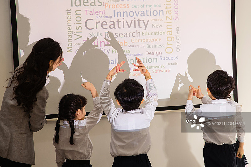 老师给小学生上课图片素材