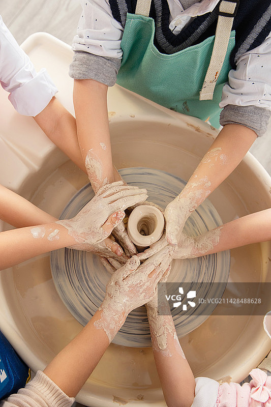 快乐儿童上手工陶艺课图片素材