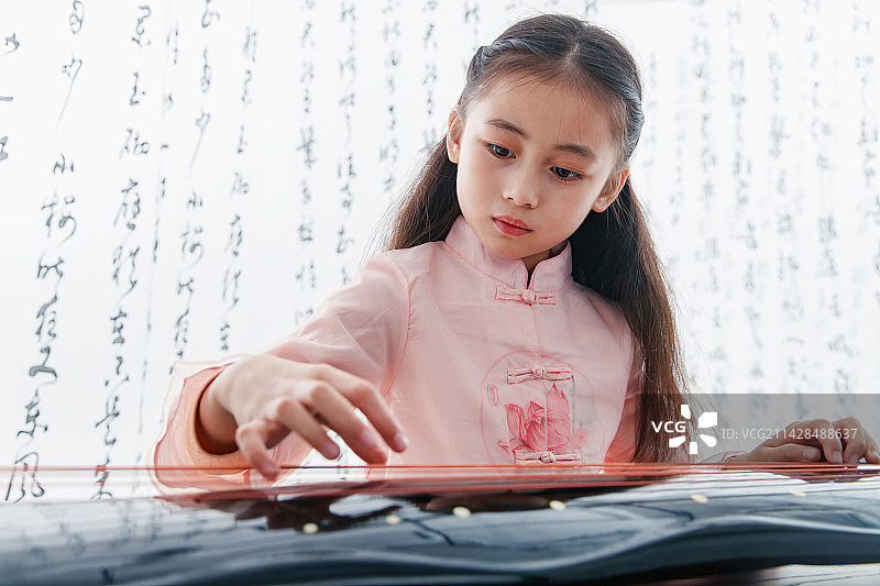 弹奏古筝的小女孩图片素材