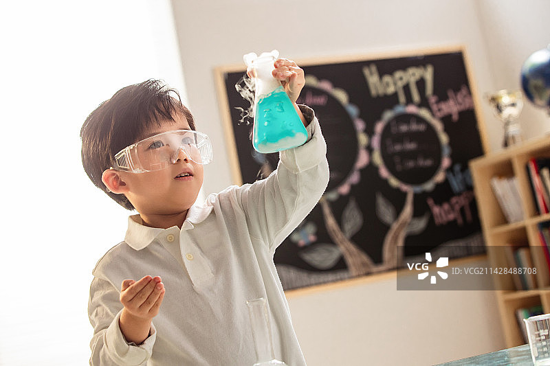 小朋友做科学实验图片素材