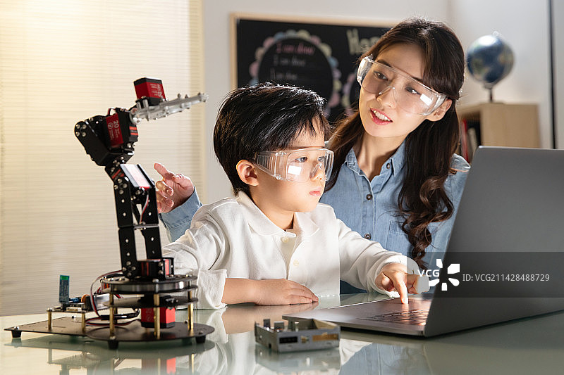 老师教小学生学习机器人编程图片素材