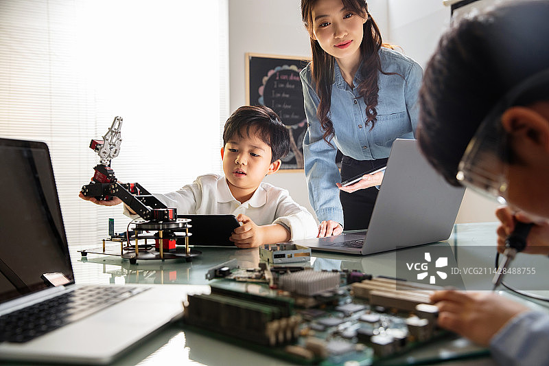 小学生学习机器人编程图片素材