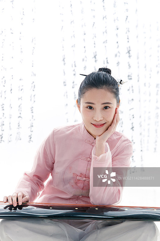 弹奏古筝的青年女人图片素材