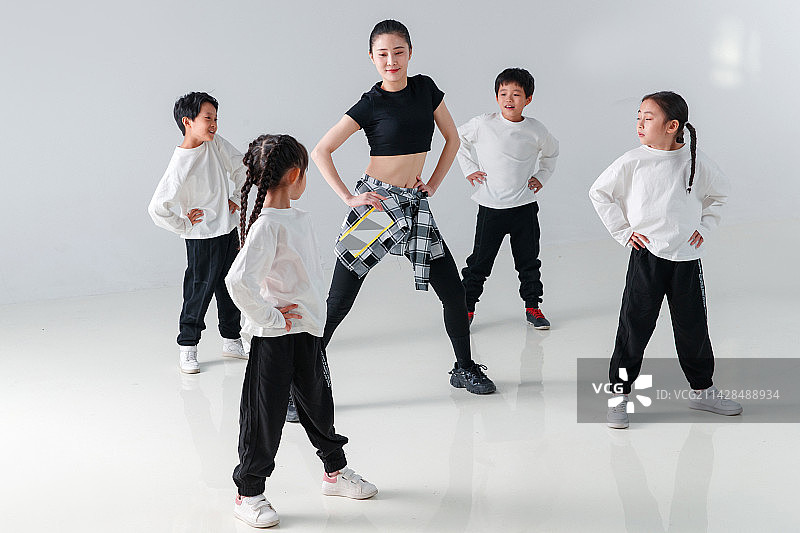 青年舞蹈老师教孩子们学跳舞图片素材