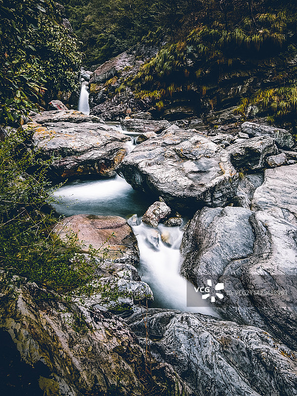 庐山雨后的三叠泉峡谷中各种溪池泉瀑图片素材