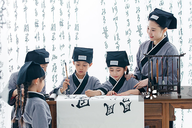 国学老师教小学生学书法图片素材