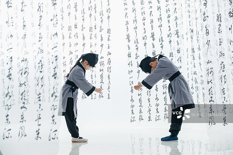 穿汉服的小学生鞠躬行礼图片素材