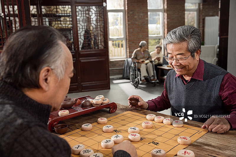老年朋友下象棋图片素材