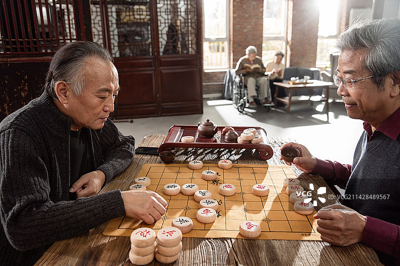 老年朋友下象棋图片素材