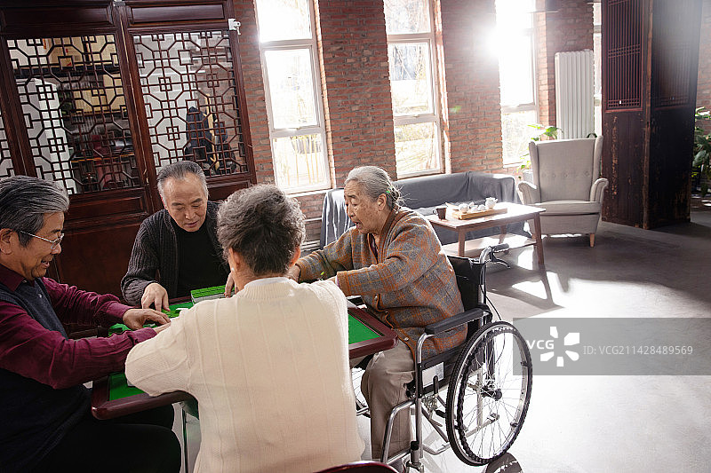 幸福的老年人打麻将图片素材