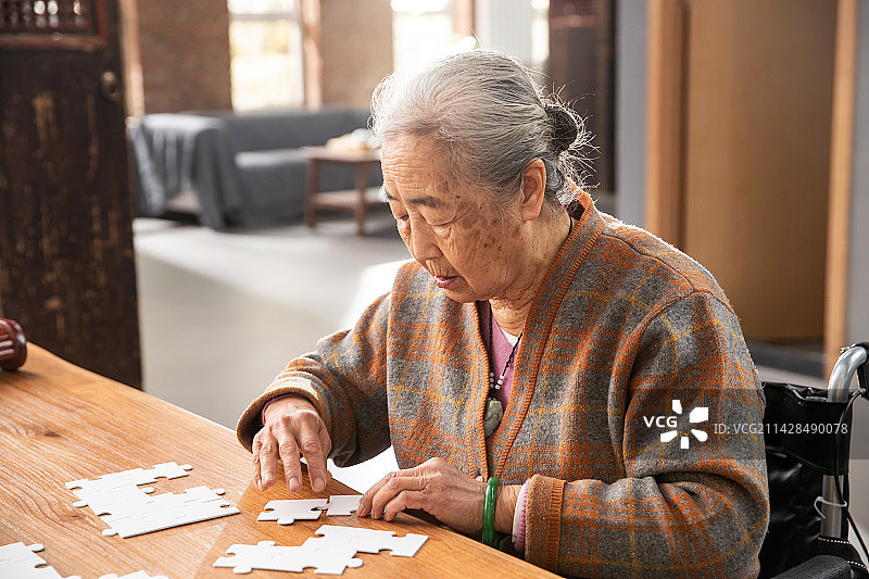 老年人玩拼图游戏图片素材