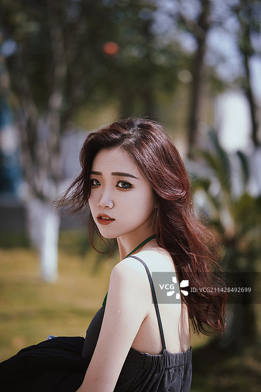 美丽的年轻女子站在户外的肖像图片素材