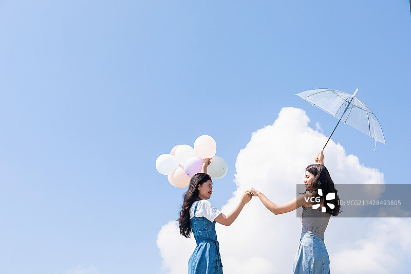 蓝天白云下两位中国美女图片素材