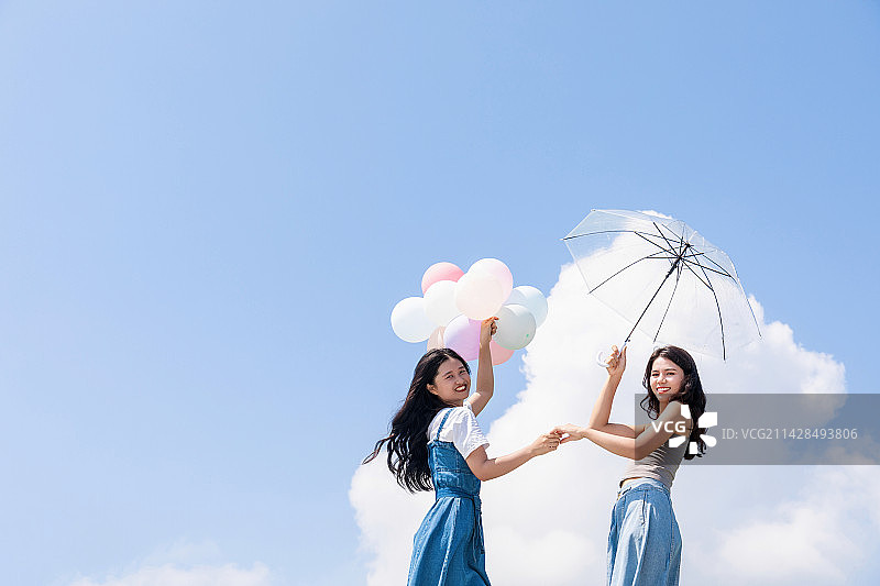 蓝天白云下两位中国美女图片素材