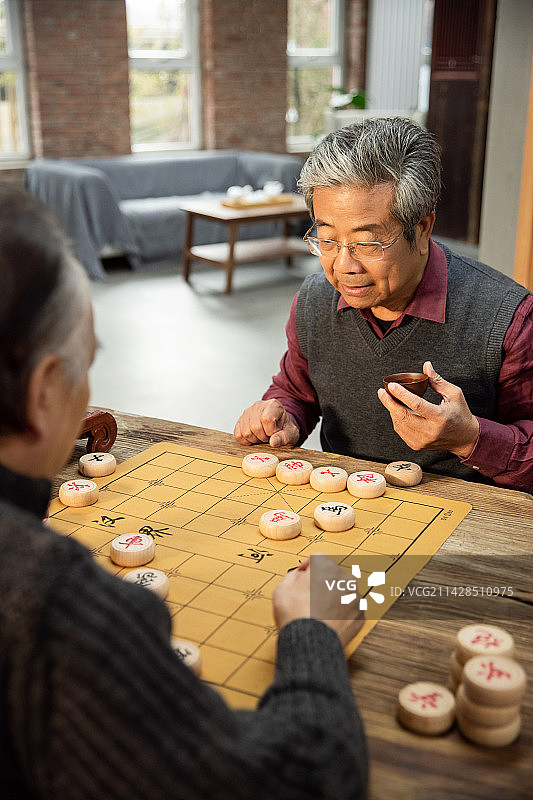 老年朋友下象棋图片素材