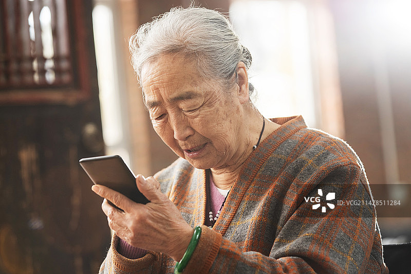 老年人用手机视频图片素材