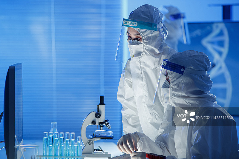 医务工作者做医学实验图片素材