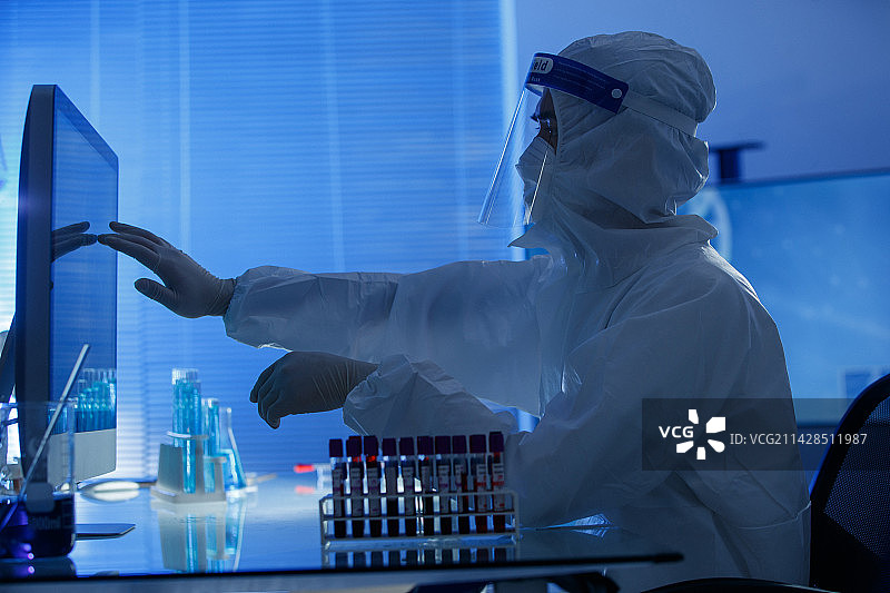 医务工作者做医学实验图片素材