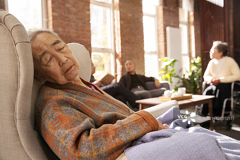 孤独的老年人图片素材