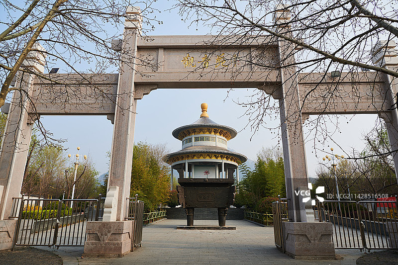 清晨中的白佛山图片素材