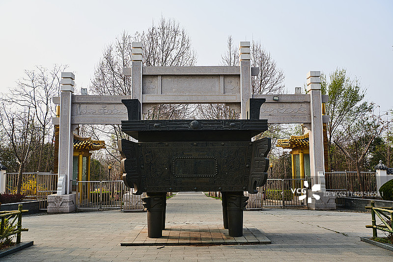 清晨中的白佛山图片素材