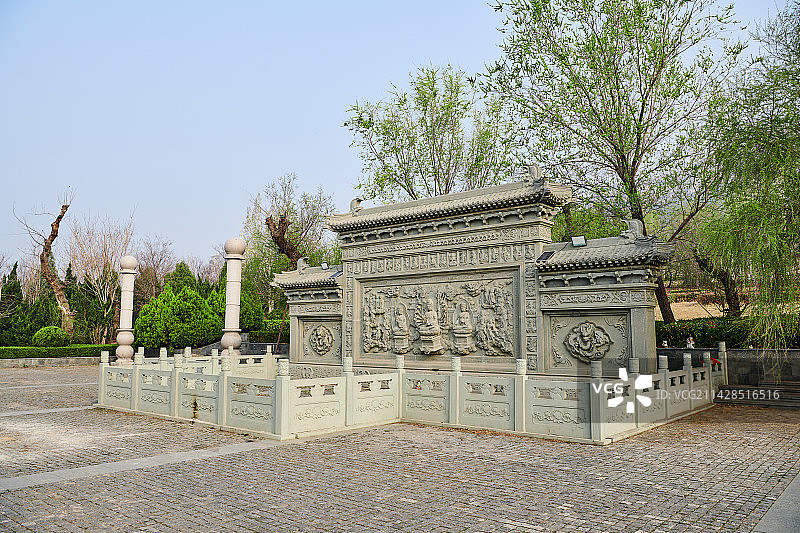 清晨中的白佛山图片素材