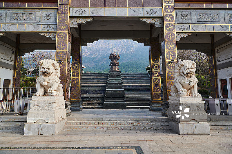 清晨中的白佛山图片素材