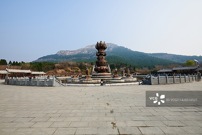 清晨中的白佛山图片素材