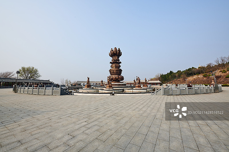 清晨中的白佛山图片素材