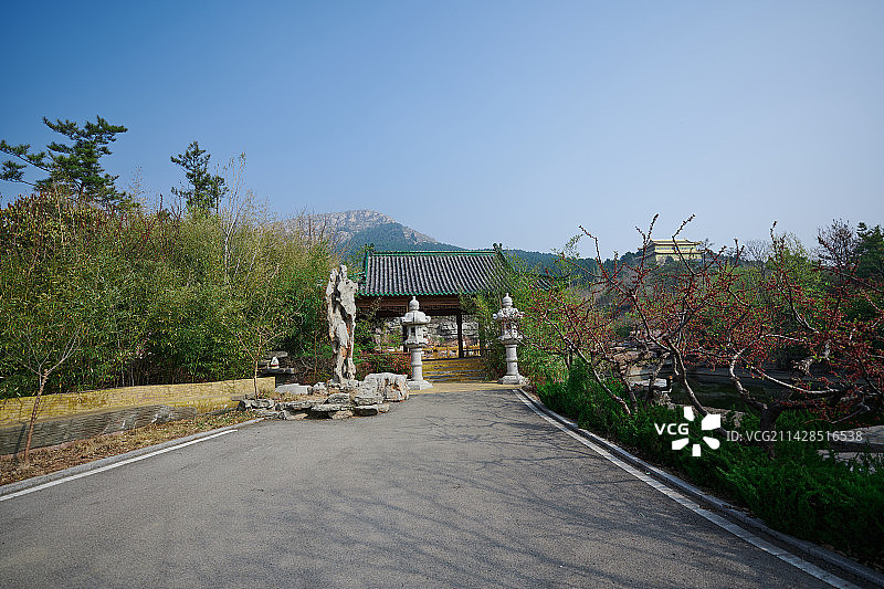 清晨中的白佛山图片素材