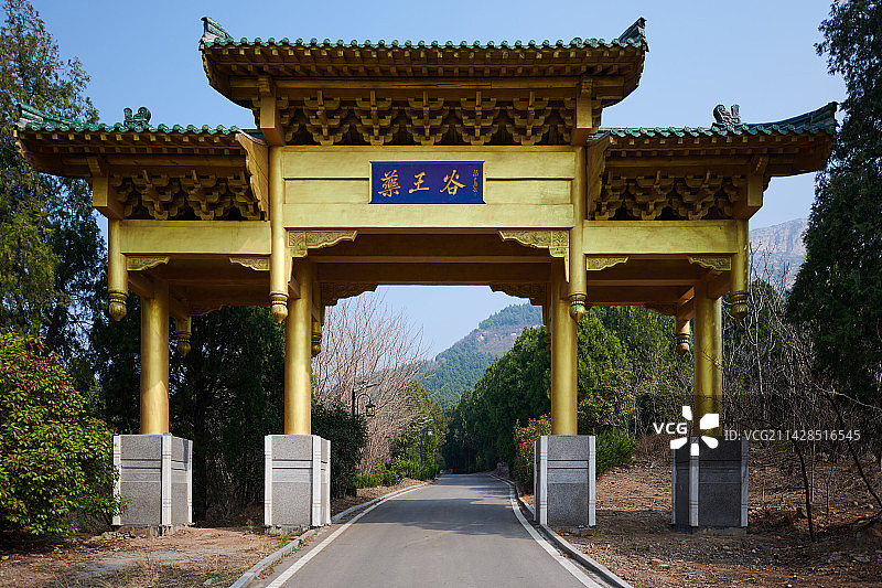 清晨中的白佛山图片素材