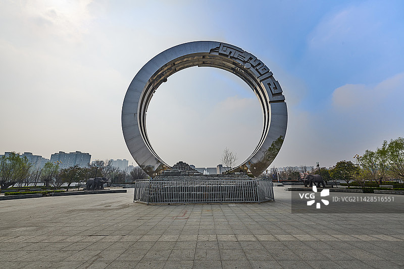 清晨中的白佛山图片素材