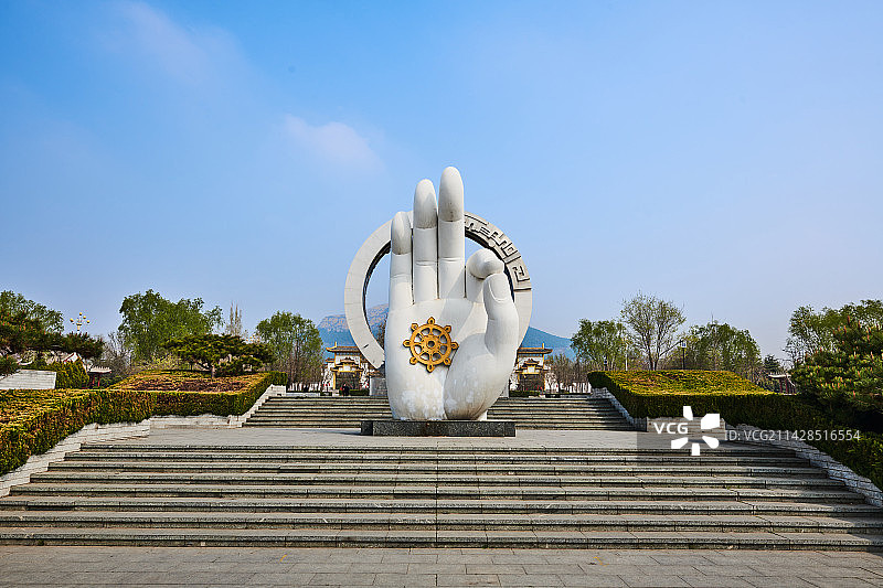 清晨中的白佛山图片素材