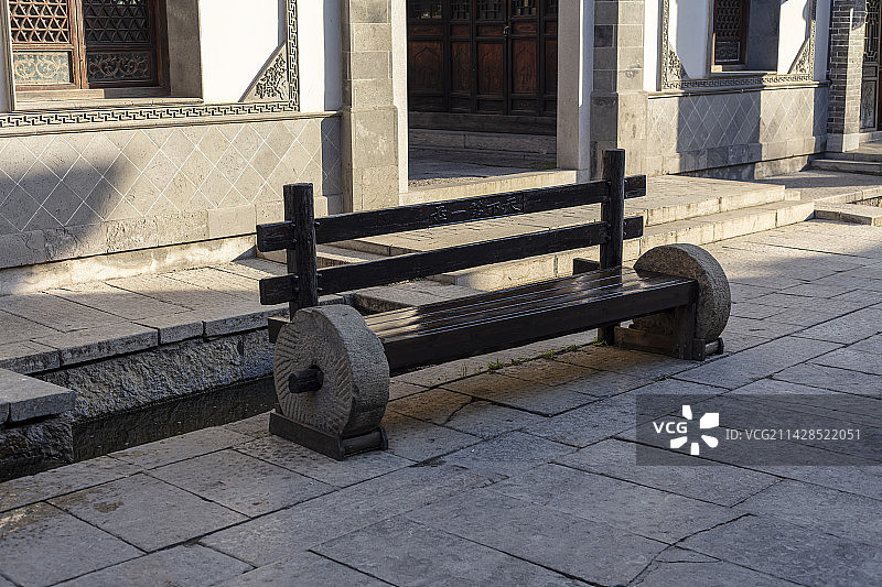 中国山东枣庄台儿庄古城街道上的长椅图片素材
