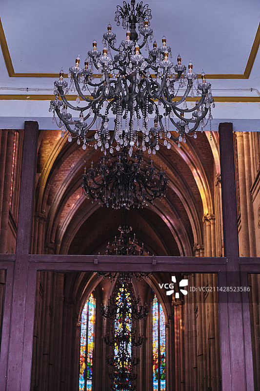 广州石室圣心大教堂室内欧式装饰天花板吊灯图片素材