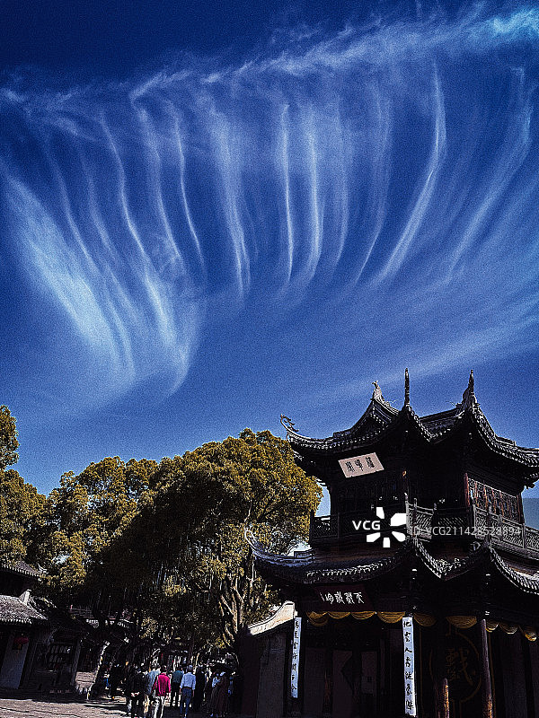 古镇披祥云图片素材