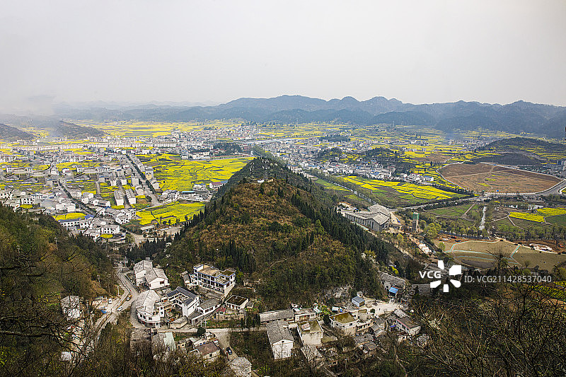 中国贵州安顺市西秀区七眼桥云峰屯堡云峰八寨油菜花开图片素材