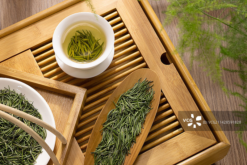 一杯清新的绿茶放在茶盘上图片素材