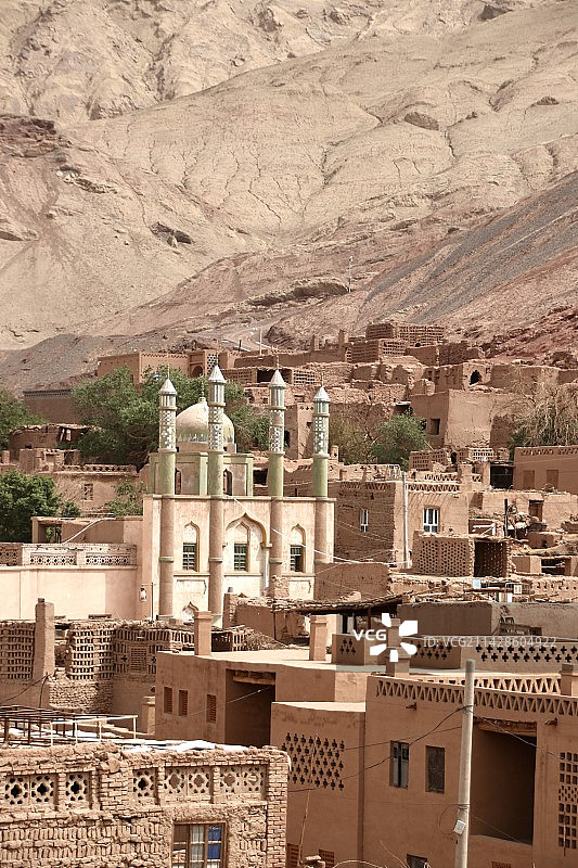 吐鲁番峡谷中的吐峪沟村庄图片素材