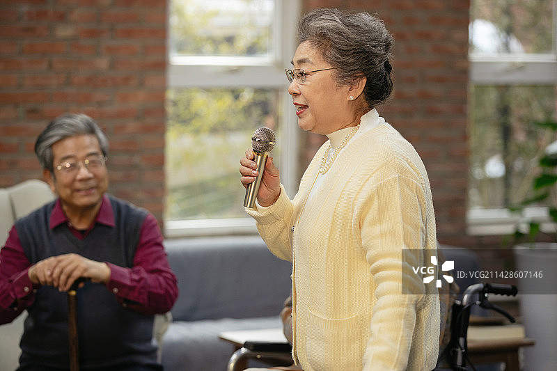 快乐的老年人唱歌图片素材