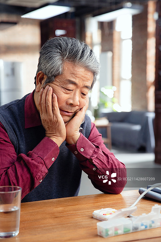 生病的老年人图片素材